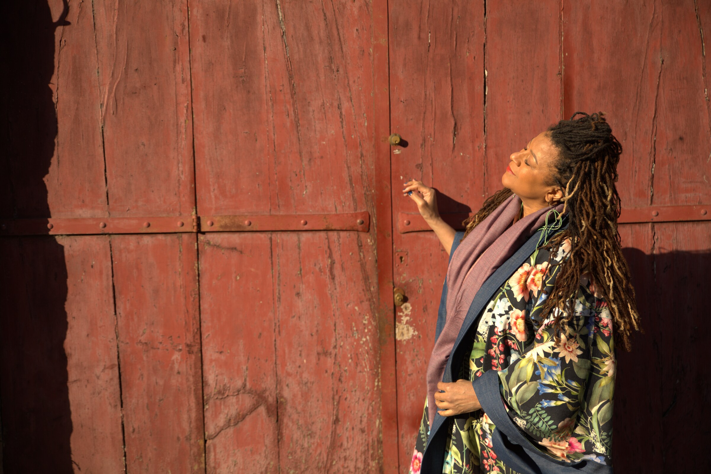 Traciana adossée à un mur bordeaux à Sarlat