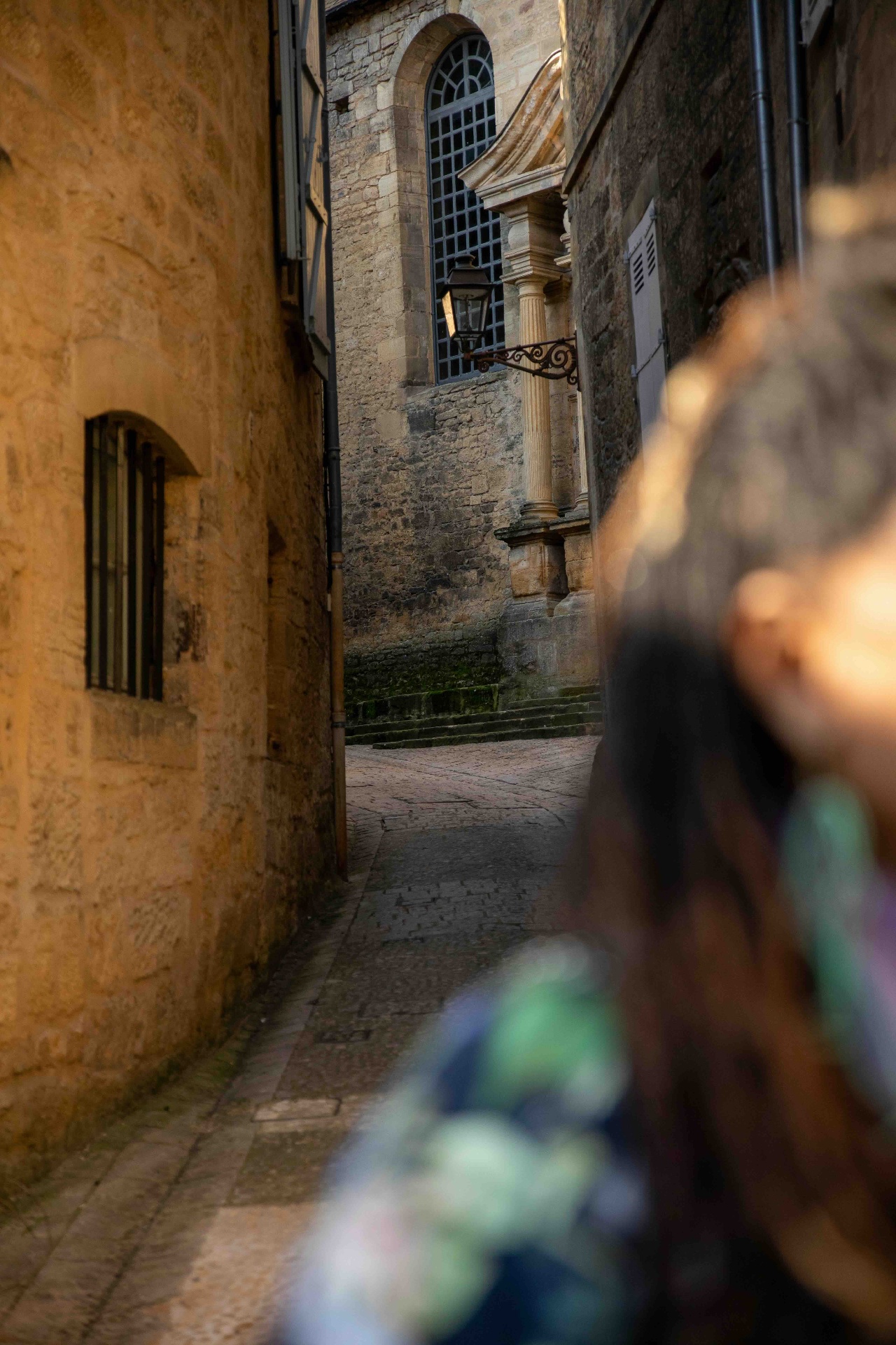 Traciana regardant au loin dans une ruelle de Sarlat